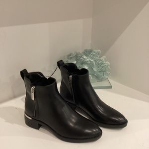 NEW Womens Calvin Klein Black Leather both sides zipper Ankle Boots 5.5 NWOB